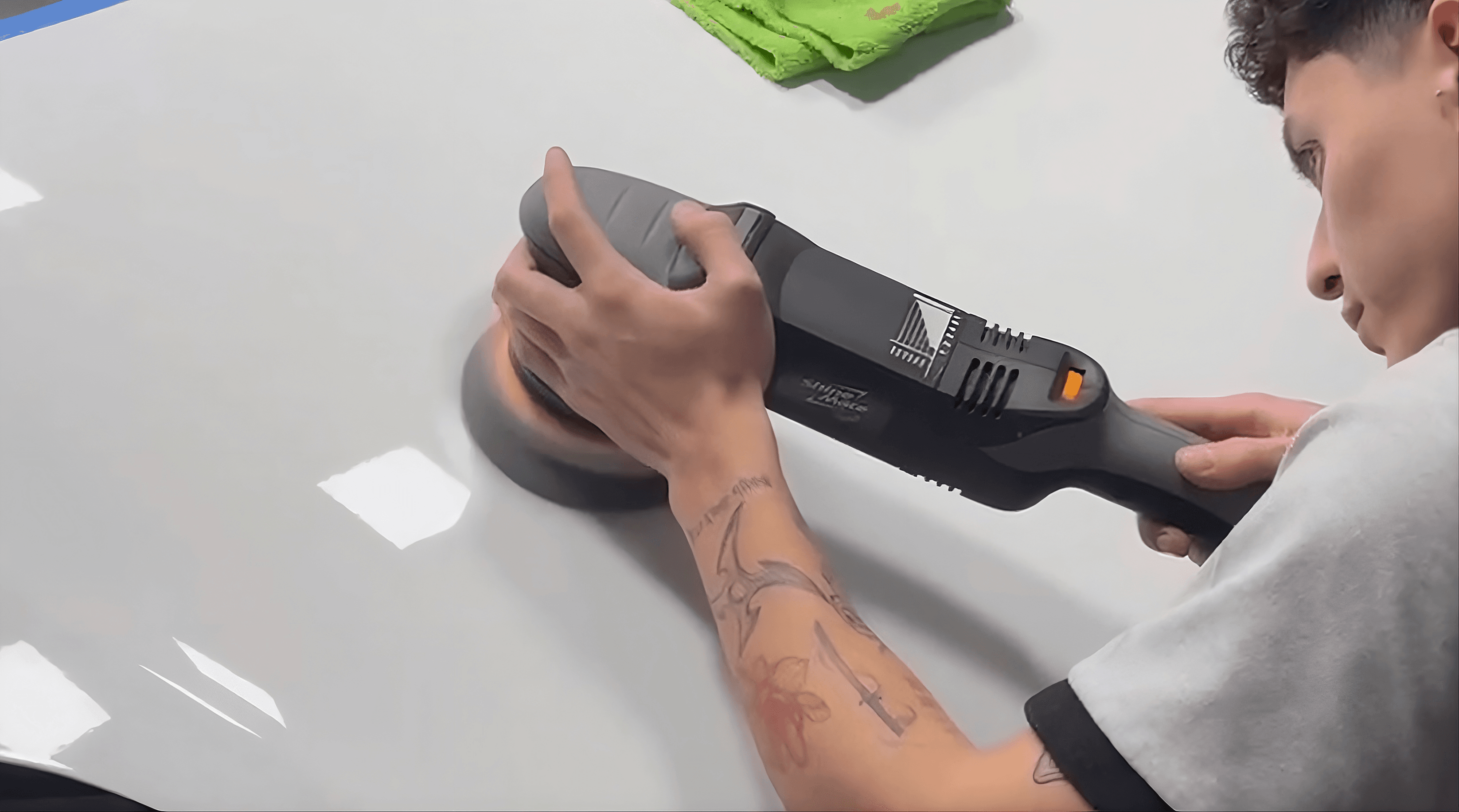 Pulido de pintura a mano con pulidora orbital